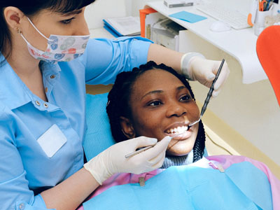 Patiente souriante à la clinique dentaire